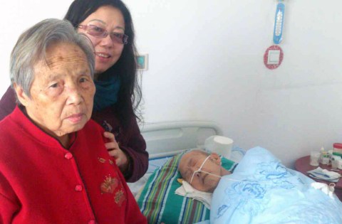 Grandma, aunt, grandpa. 再见, 爷爷